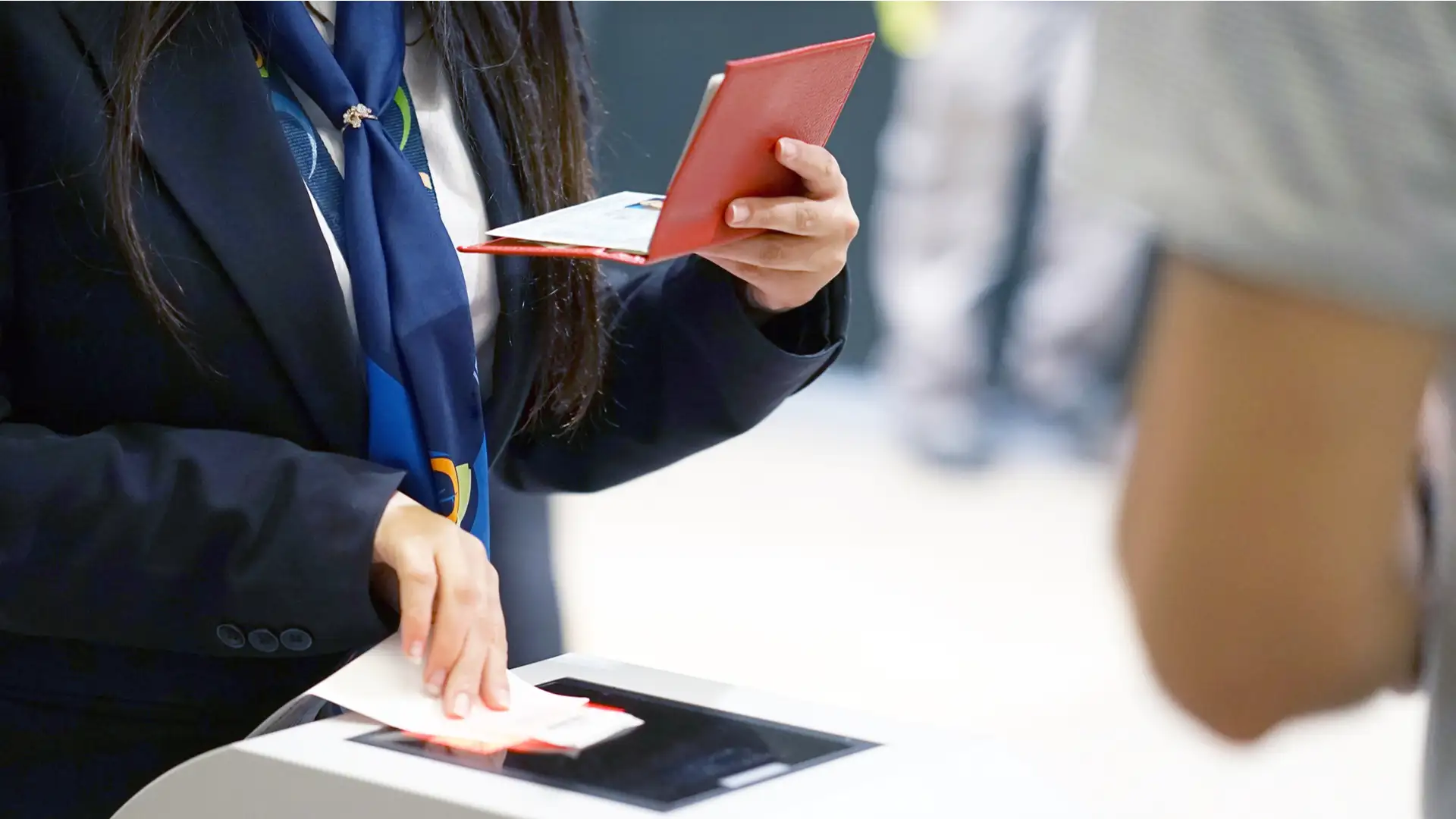 Les composants matériels d'un passeport biométrique Les composants matériels d'un passeport biométrique